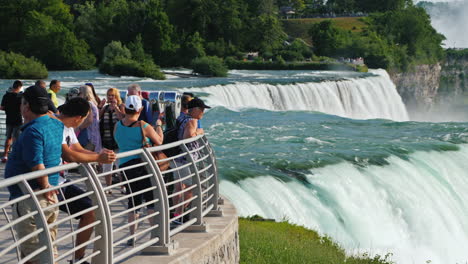 Touristen-Am-Amerikanischen-Ufer-Sehen-Sich-Die-Erstaunlichen-Niagarafälle-An
