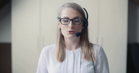 Close-Up-Ow-Woman-Working-In-Call-Center-5