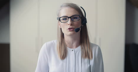 Close-Up-Ow-Woman-Working-In-Call-Center-6