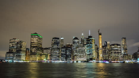 Blick-Auf-Lower-Manhattan-Bei-Nacht-New-Yorker-Geschäftsviertel-Nachtzeitraffer