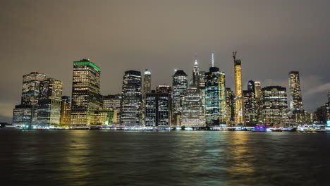Blick-Auf-Lower-Manhattan-Bei-Nacht-New-Yorker-Geschäftsviertel-Nachtzeitraffer