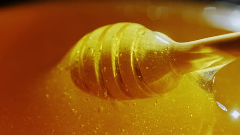Dunk-A-Wooden-Spoon-In-Honey-Slow-Motion-Video