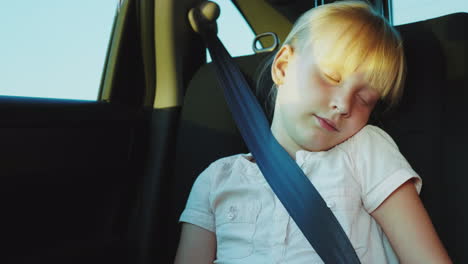 Blonde-Girl-6-Years-Dozing-In-The-Back-Seat-Of-The-Car-Traveling-In-A-Car-With-Children-4k-Video