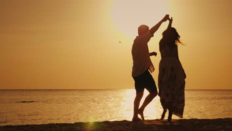 Silhouetten-Eines-Jungen-Paares-Cool-Tanzen-Vor-Dem-Hintergrund-Des-Meeres-Und-Der-Untergehenden-Sonne-Fröhlich-Sun