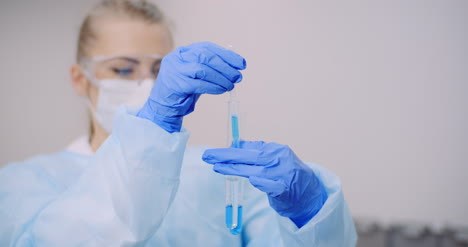 Arzt-Tropft-Vorsichtig-Medizin-Aus-Pipette-In-Probenglasröhrchen-Für-Die-DNA-Analyse-Im-Labor