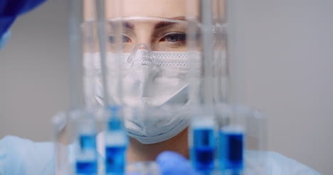 Arzt-Tropft-Vorsichtig-Medizin-Aus-Pipette-In-Probenglasröhrchen-Für-Die-DNA-Analyse-Im-Labor-2
