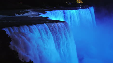Die-Bunte-Niagara-Fällt-In-Der-Dämmerung-Hell-Erleuchtet-Von-Scheinwerfern-4k-Video