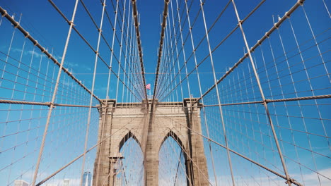 Spaziere-Entlang-Der-Brooklyn-Bridge-In-Richtung-Manhattan-Einer-Der-Beliebtesten-Touristenorte-Steadicam-Sh
