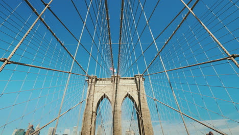 Gehen-Sie-Auf-Den-Pylonen-Der-Brooklyn-Bridge-Und-Den-Seilen-Der-Brücke-Gegen-Den-Ruhigen-Blauen-Himmel