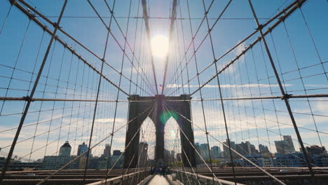 Die-Majestätische-Brooklyn-Bridge-In-New-York-Zum-Brooklyn-Side-Pov-Video