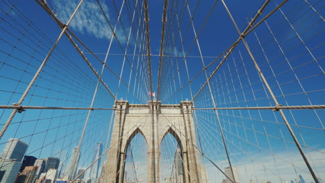 First-Person-Ansicht-Der-Brooklyn-Bridge-In-Richtung-Manhattan-Gesehen-Schöne-Säulen-Der