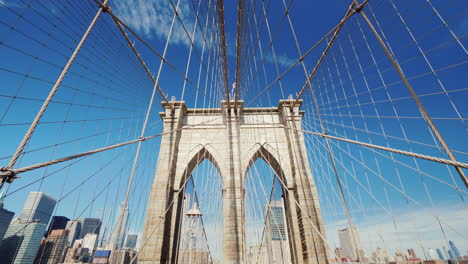 Brooklyn-Bridge-Und-Die-Umrisse-Der-Wolkenkratzer-Von-Manhattan-Hinter-Ihm
