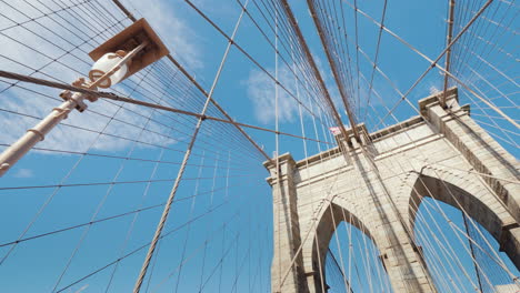 Gehen-Sie-Entlang-Der-Brooklyn-Bridge-Aufnahmen-Aus-Dem-Unteren-Winkel-Mit-Rotation-Aus-Der-Ego-Perspektive