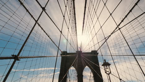 Slider-Aufnahme-Der-Brooklyn-Bridge-Die-Sonne-Hoch-Am-Himmel-Wird-über-Den-Säulen-Der-Bridge-Aufleuchten