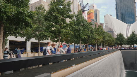 Reflektierender-Pool-Am-9/11-Memorial-In-New-York