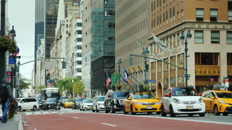 Traffic-Cars-On-The-Luxurious-Madison-Avenue-In-New-York