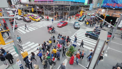 Times-Square-In-New-York-Viele-Touristen-Bewundern-Die-Hellen-Lichter-Der-Werbung-Im-Herzen-Der-U