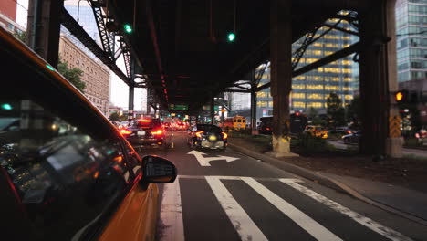 Das-Berühmte-Gelbe-Taxi-Von-New-York-Fährt-über-Die-Brücke-Blick-Aus-Dem-Taxifenster