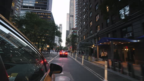 Gelbes-New-York-Taxi-Fährt-Durch-Die-Straßen-Von-Manhattan