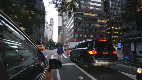 Gelbes-New-York-Taxi-Fährt-Durch-Die-Straßen-Von-Manhattan