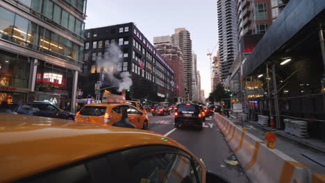 Abends-In-New-York-Im-Berühmten-Yellow-Cab-Fahren