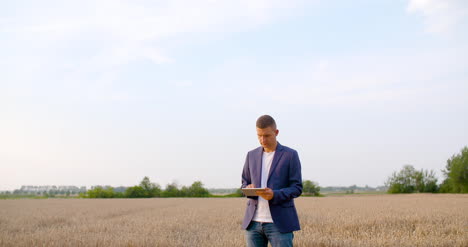 Landwirtschaftsbauer-Mit-Digitalem-Tablet-Während-Der-Ernte-3
