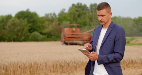 Landwirtschaftsbauer-Mit-Digitalem-Tablet-Während-Der-Ernte-6