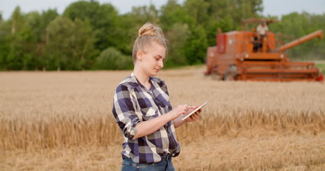 Agriculture-Female-Farmer-Using-Digital-Tablet-At-Harvesting