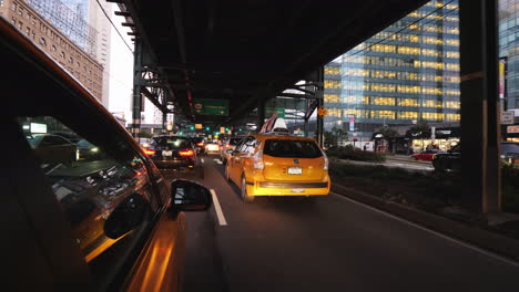 Yellow-Cab-Fährt-Unter-Einer-Der-Brücken-Von-New-York-Geschäftiger-Verkehr-Zur-Hauptverkehrszeit-Der-Stadt