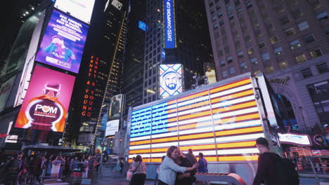 Leute-Gehen-Und-Fotografieren-Auf-Dem-Berühmten-Times-Square-In-New-York
