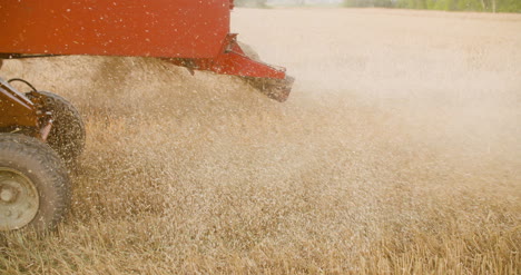 Harvesting-Combine-Harvester-Harvesting-Wheat-1