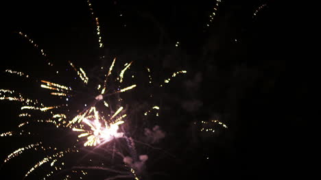 Feuerwerk-Zu-Beginn-Des-Neuen-Jahres-In-Schwarzer-Nacht-3