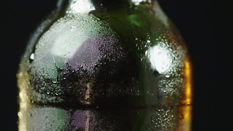 Eine-Glasflasche-Mit-Kalten-Bierkondensattröpfchen-Erschien-Auf-Der-Oberfläche-4k-10-Bit-Video