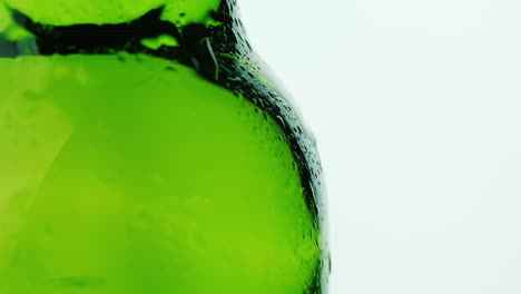 Ein-Teil-Der-Glasgetränkeflasche-Tropfen-Kondensat-Auf-Einem-Weißen-Hintergrund-Abtropfen-Kühle-Getränke-C