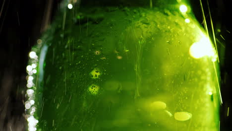 Kalte-Wasserspritzer-Fallen-Auf-Eine-Glasflasche-Mit-Einem-Softdrink-Oder-Bier-Durstlöschkonzept-4