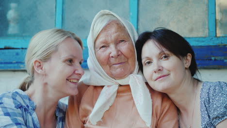 Portrait-Of-An-Elderly-Woman-With-Two-Adult-Granddaughters-4K-Video