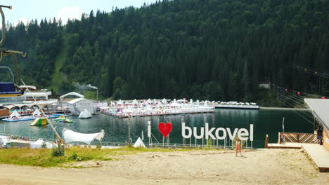 Un-Lago-Artificial-Y-Un-Lujoso-Resort-Cerca-De-él-Inscripción-Corazón-Y-Bukovel