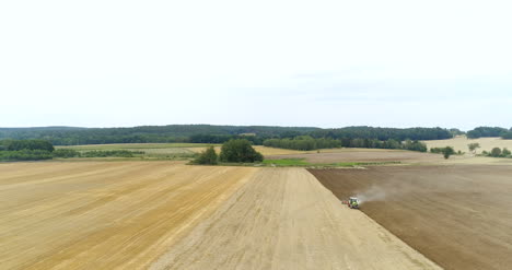 Ackerschlepper-Säen-Und-Bearbeiten-Landwirtschaftliches-Feld