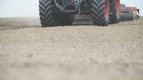 Landwirtschaft-Landwirtschaftlicher-Traktor-Säen-Und-Bearbeiten-Feld-Nahaufnahme-Field