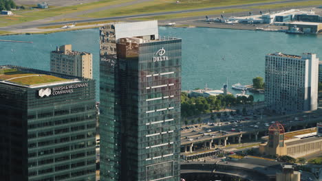 Blick-Auf-Wolkenkratzer-Und-Den-Flughafen-Auf-Der-Insel-Downtown-Toronto