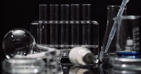 Laborausrüstung:-Spritzen--Und-Medizin-Reagenzgläser-Und--Kolben-Rotieren-Auf-Schwarzem-Hintergrund-8
