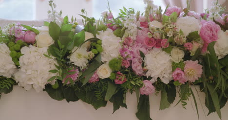 Hochzeitsempfang-Mit-Weißer-Blumendekoration