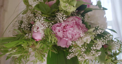 Hochzeitsempfang-Mit-Weißer-Blumendekoration-4
