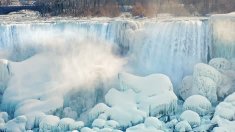 Winter-Bei-Niagara-Falls-Mit-Eis-Und-Schnee-Gefroren-04