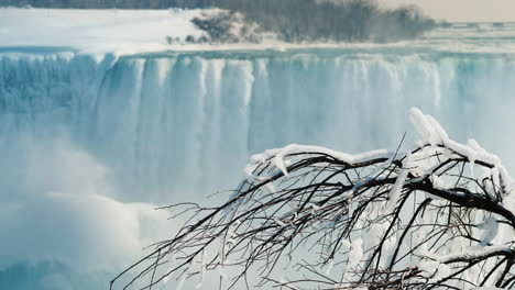 Winter-At-Niagara-Falls-Frozen-With-Ice-And-Snow-08