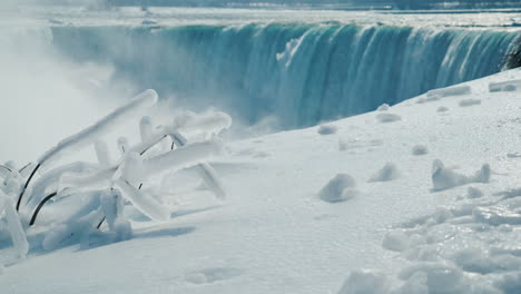 Winter-At-Niagara-Falls-Frozen-With-Ice-And-Snow-09
