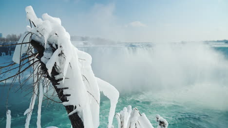Winter-At-Niagara-Falls-Frozen-With-Ice-And-Snow-11