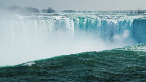 Winter-At-Niagara-Falls-Frozen-With-Ice-And-Snow-15