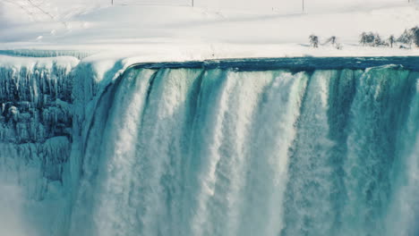 Winter-At-Niagara-Falls-Frozen-With-Ice-And-Snow-17
