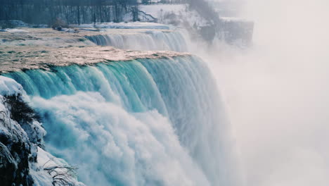 Winter-At-Niagara-Falls-Frozen-With-Ice-And-Snow-21